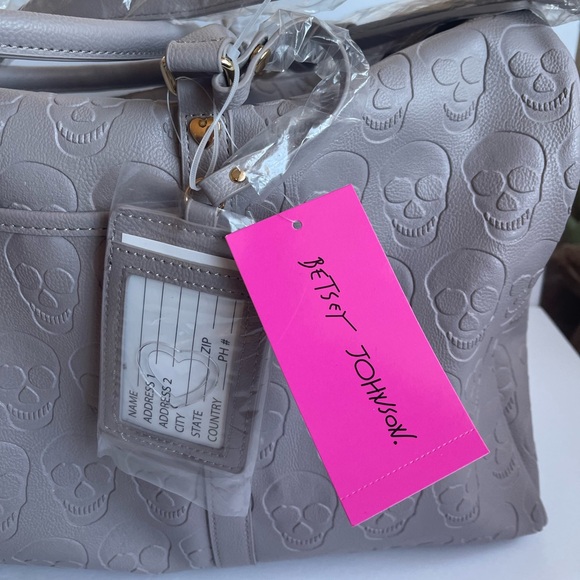 NEW Betsey Johnson SKULLS Weekender Dufflel - Halloween Gray Large Bag w tag - Picture 3 of 11